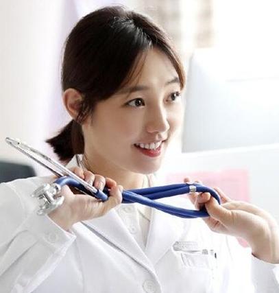 白百何被曝出轨张爱朋 齐肩发型青春减龄似少女