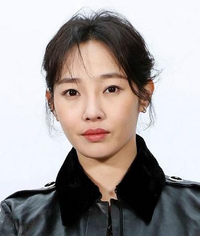 白百何被曝出轨张爱朋 齐肩发型青春减龄似少女