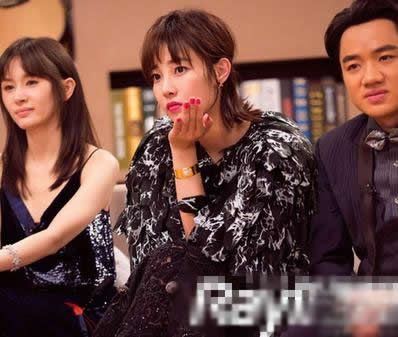 白百何被曝出轨张爱朋 齐肩发型青春减龄似少女