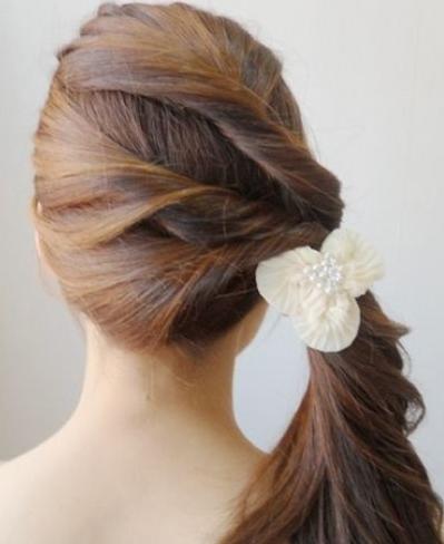 马尾发型的扎法图解