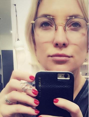 手机壳美甲CP正流行 创意美甲就是这么潮