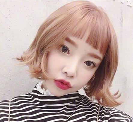 短发发尾微卷发型