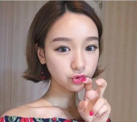 短发发尾微卷发型