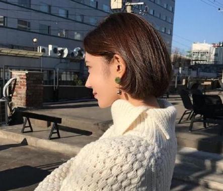 短发发尾微卷发型