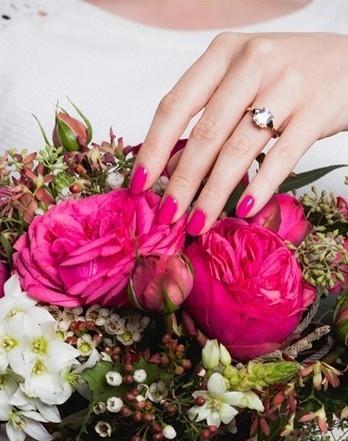 2017年新娘指甲 与戒指花球完美配搭的新娘美甲