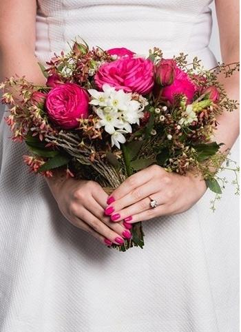 2017年新娘指甲 与戒指花球完美配搭的新娘美甲