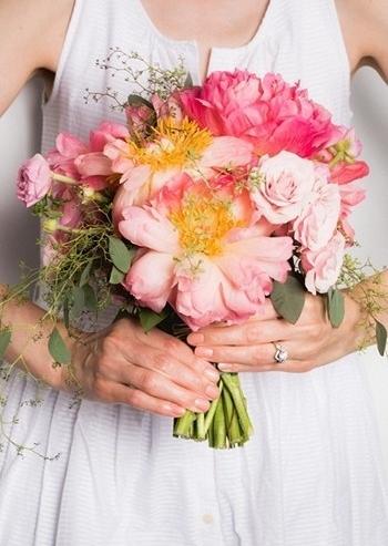 2017年新娘指甲 与戒指花球完美配搭的新娘美甲