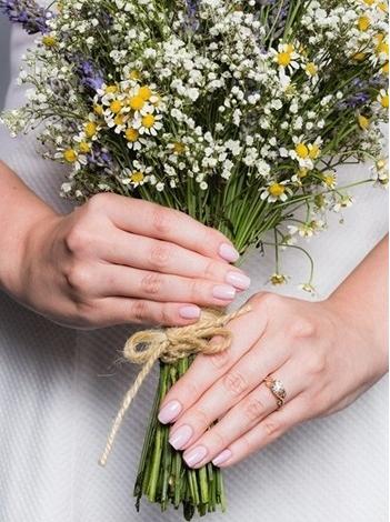 2017年新娘指甲 与戒指花球完美配搭的新娘美甲