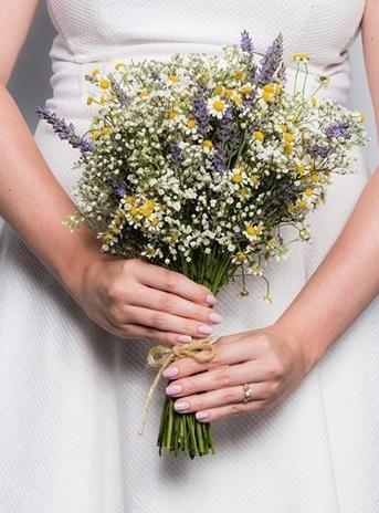 2017年新娘指甲 与戒指花球完美配搭的新娘美甲