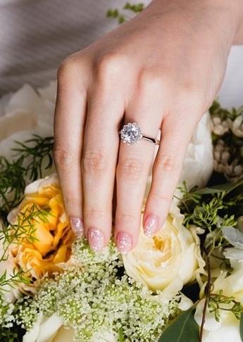 2017年新娘指甲 与戒指花球完美配搭的新娘美甲