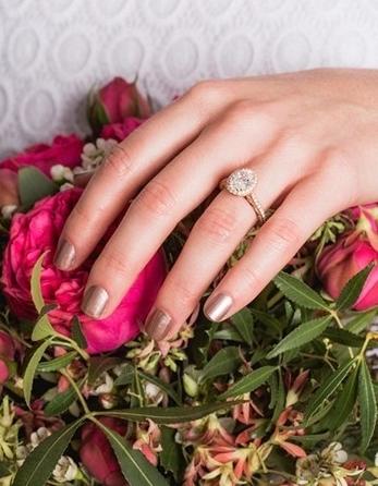 2017年新娘指甲 与戒指花球完美配搭的新娘美甲