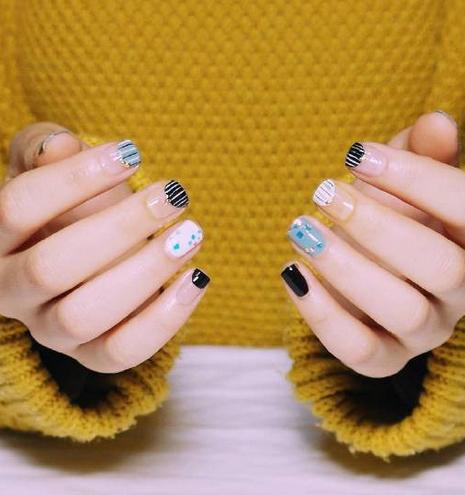 什么颜色的美甲最显手白