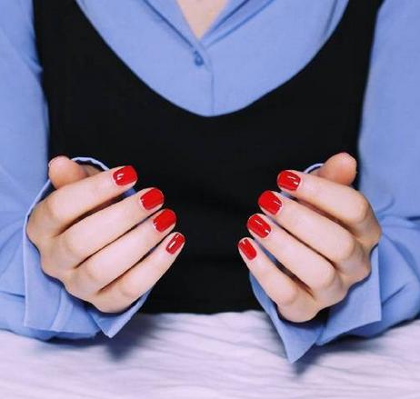 什么颜色的美甲最显手白