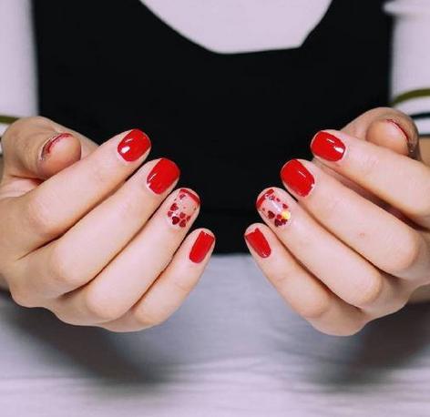 什么颜色的美甲最显手白