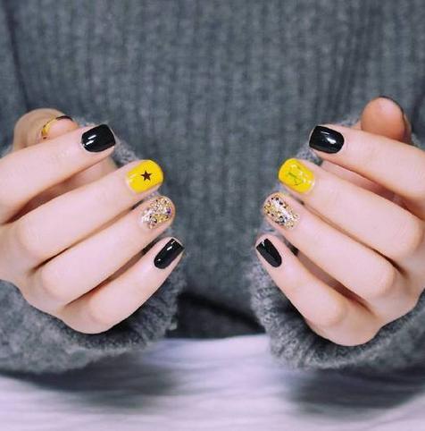 什么颜色的美甲最显手白