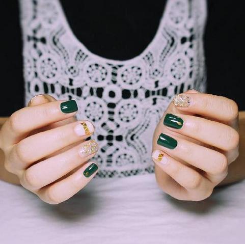 什么颜色的美甲最显手白