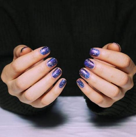 什么颜色的美甲最显手白