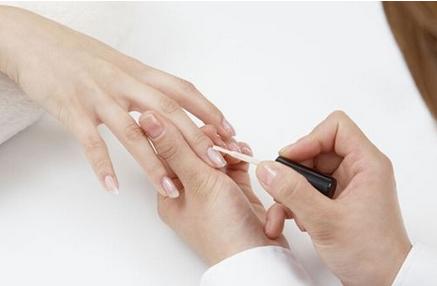 刚涂指甲油怎么快速干 刚涂指甲油怎么快速干