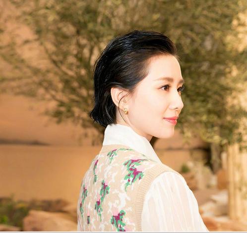 刘诗诗刘雯秀场同框比帅 油头杀竟输给随意低马尾 刘诗诗刘雯秀场同框比帅 油头杀竟输给随意低马尾