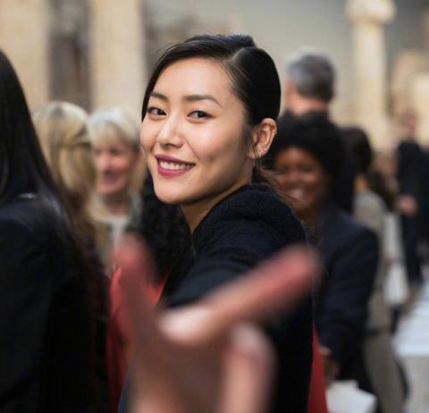 刘诗诗刘雯秀场同框比帅 油头杀竟输给随意低马尾 刘诗诗刘雯秀场同框比帅 油头杀竟输给随意低马尾