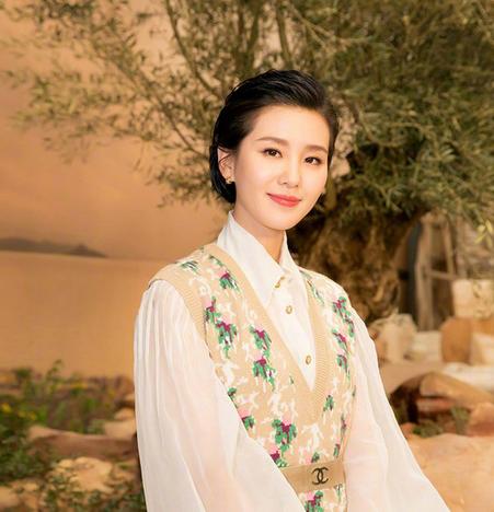 刘诗诗刘雯秀场同框比帅 油头杀竟输给随意低马尾