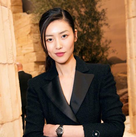 刘诗诗刘雯秀场同框比帅 油头杀竟输给随意低马尾