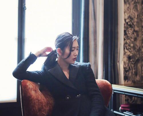 刘诗诗刘雯秀场同框比帅 油头杀竟输给随意低马尾