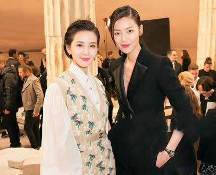 刘诗诗刘雯秀场同框比帅 油头杀竟输给随意低马尾