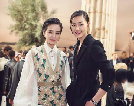 刘诗诗刘雯秀场同框比帅 油头杀竟输给随意低马尾