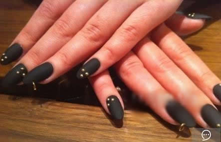 如何选择甲油颜色和美甲图案