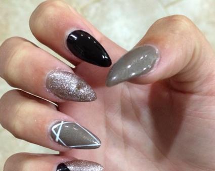 如何选择甲油颜色和美甲图案