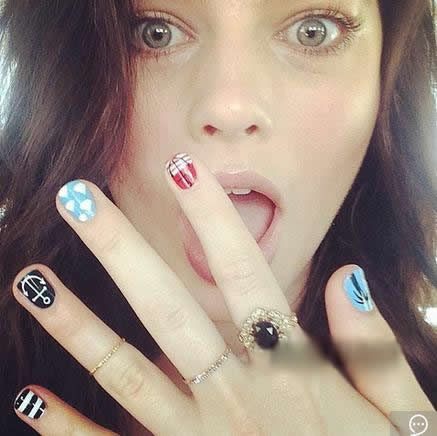 如何选择甲油颜色和美甲图案