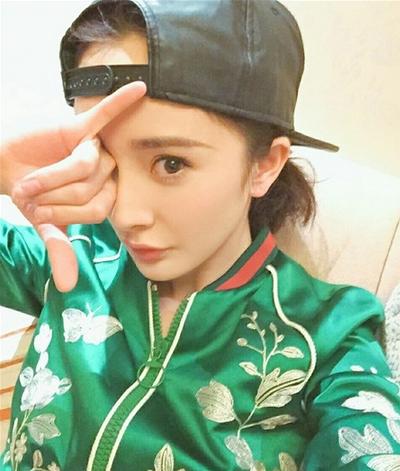 戴棒球帽适合什么发型