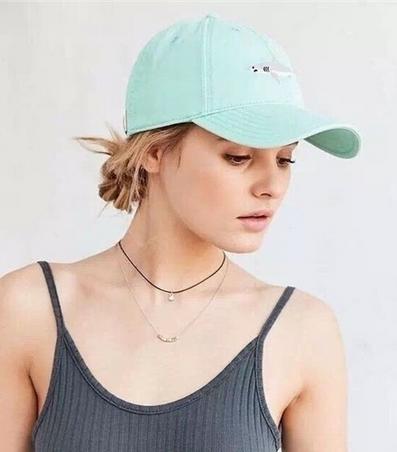 戴棒球帽适合什么发型