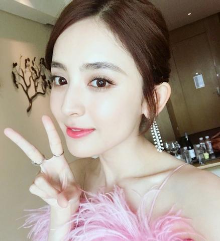 杨幂周冬雨发型超美 夏季如何保持秀发清爽干净才是关键