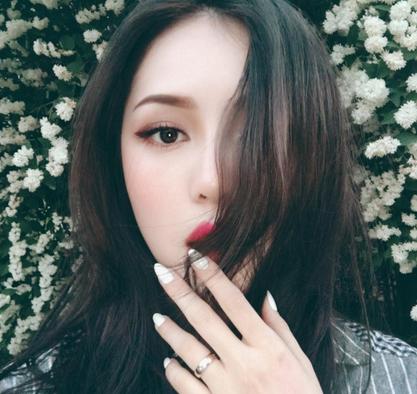 夏天美甲什么颜色好看