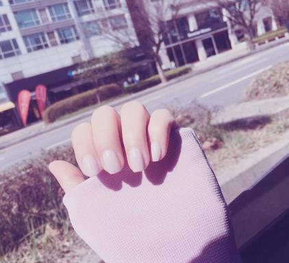 夏天美甲什么颜色好看