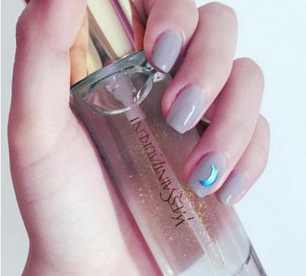 夏天美甲什么颜色好看