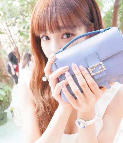 夏天美甲什么颜色好看