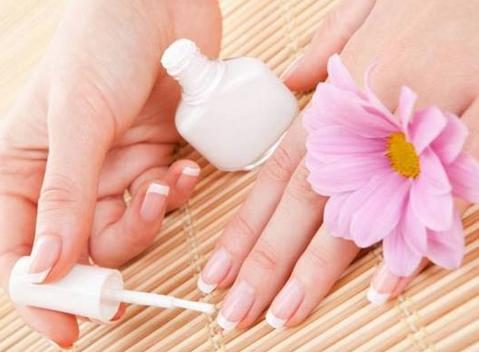 抹指甲油的弊端 你所不知的10个涂指甲油的误区 抹指甲油的弊端 你所不知的10个涂指甲油的误区