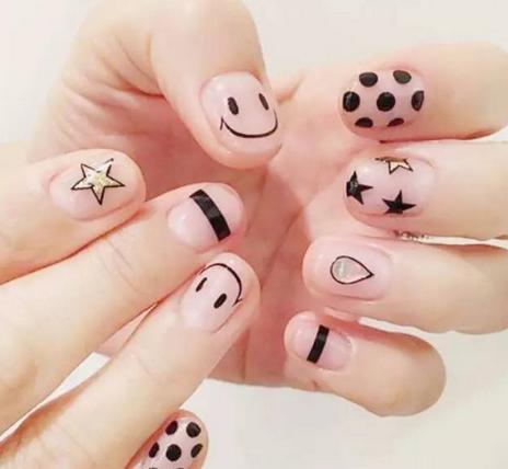 笑脸美甲图片