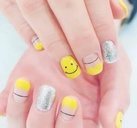 笑脸美甲图片