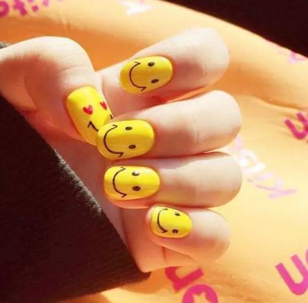 笑脸美甲图片