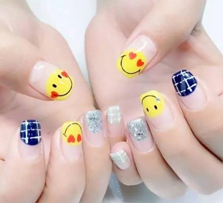 笑脸美甲图片