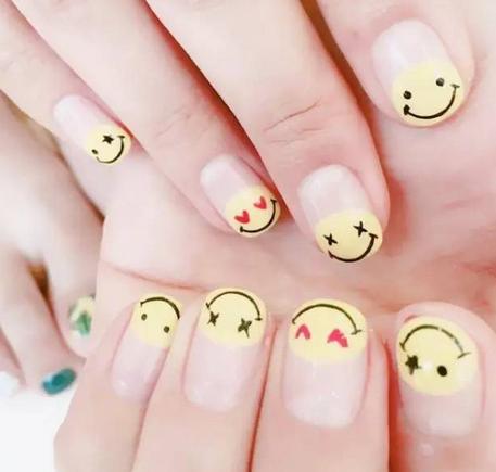 笑脸美甲图片