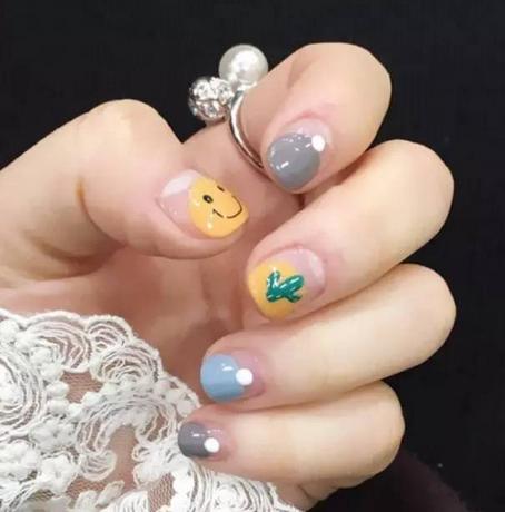 笑脸美甲图片