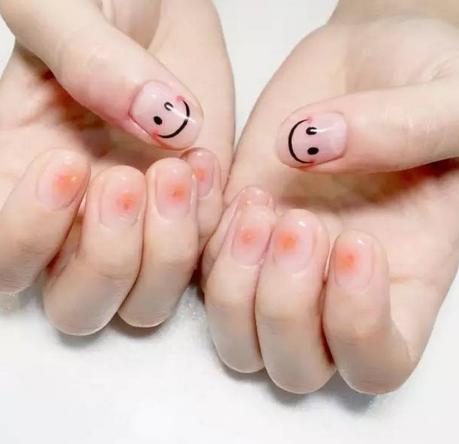 笑脸美甲图片