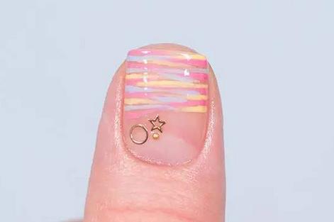 清新条纹美甲教程