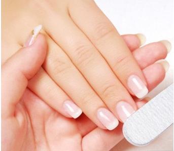 如何涂抹指甲油好看