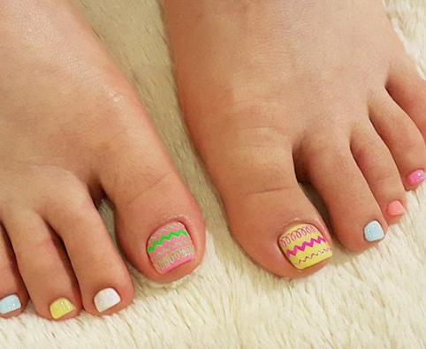 显白脚趾甲图片2017